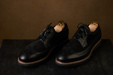 The groom is gathering in the morning. Men's Black classic leather shoes