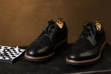 The groom is gathering in the morning. Men's Black classic leather shoes