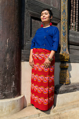 Femme Thaïe en costume traditionnel 