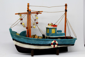 Un bateau sur fond blanc