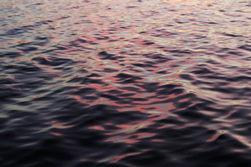 Reflejo abstracto del atardecer en el agua