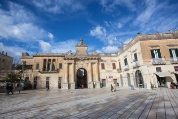 Porta San Biagio Lecce durante una giornata di sole e nuvole