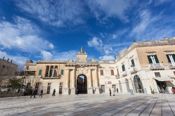Fototapeta na wymiar Porta San Biagio Lecce durante una giornata di sole e nuvole