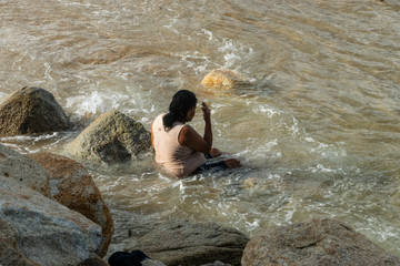 rezo en la playa