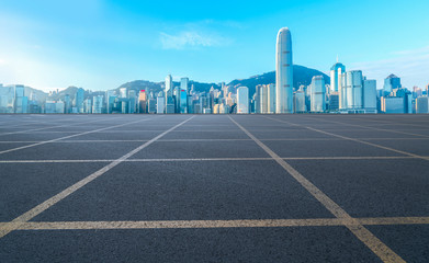 Obraz premium Road and skyline of modern urban architecture in Hong Kong..