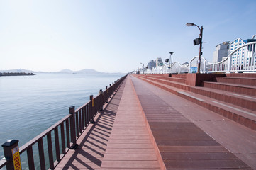 잘 정비된 바닷가 벤치