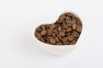 Ciotola a forma di cuore con chicchi di caffè