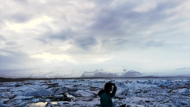 Timelapse glacier lagoon tourists taking photo view