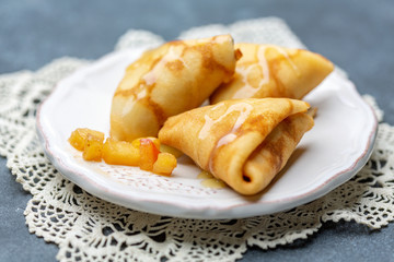 Crepes in the form of triangles stuffed with apples.
