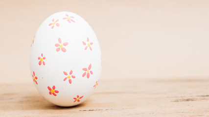Obraz na płótnie Canvas Beautiful Easter White egg on wooden