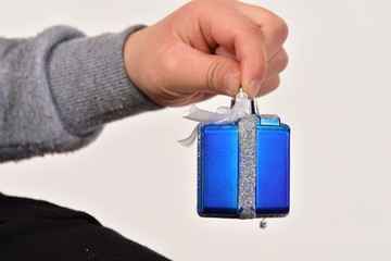 Obraz premium プレゼントを持つ手