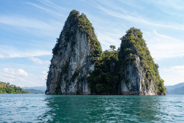 Naklejka premium Felsformation im Khao Sok Nationalpark