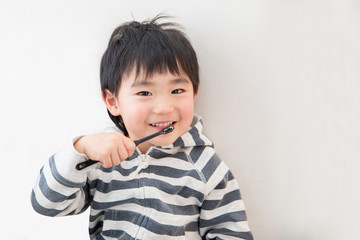 歯磨きする男の子
