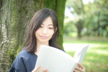 読書する女性