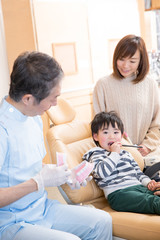 歯磨き指導を受ける子供