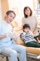 Fototapeta premium 歯磨き指導を受ける子供