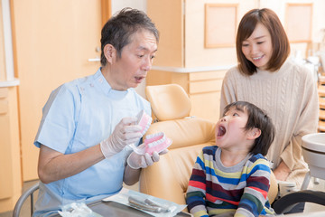 歯磨き指導を受ける子供