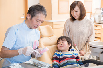 Fototapeta premium 歯磨き指導を受ける子供