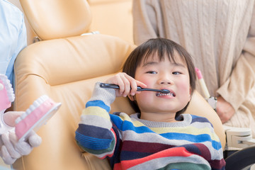 歯磨き指導を受ける子供