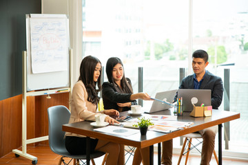 BUSINESS TEAM MEETING