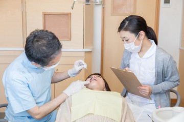 歯医者と歯科衛生士