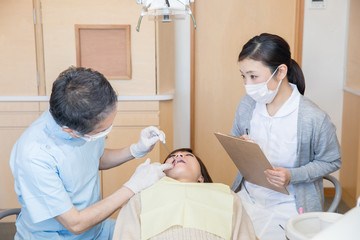 歯医者と歯科衛生士