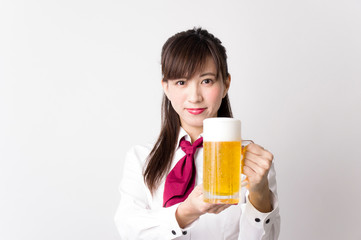 ビールジョッキを持つ女性