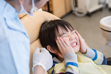 歯が痛い男の子