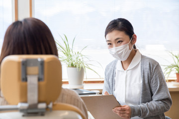 歯医者で承諾書にサイン