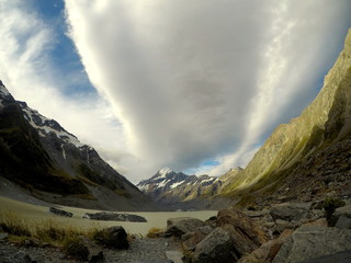 Natureza rodeada por Montanhas e nuvens