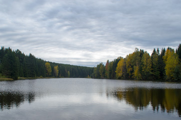 Fototapeta na wymiar autumn lake
