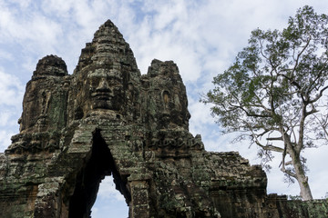 Fototapeta na wymiar Beautiful ornate south gate of Angkor Thom temple complex
