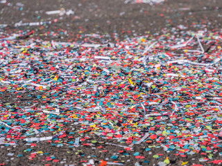 Konfetti auf der Straße bei Karneval