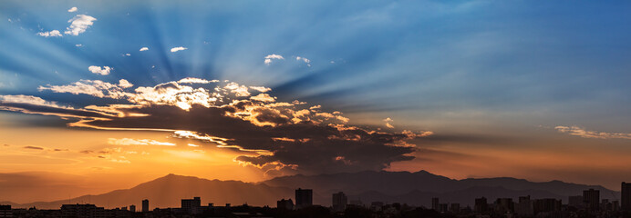 横浜郊外から見る夕暮れの住宅街と山