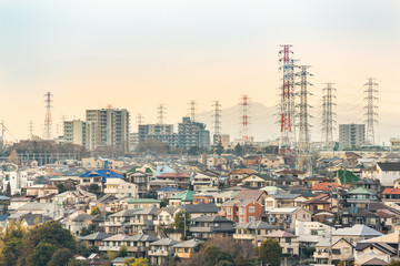 Fototapeta premium 横浜郊外から見る夕暮れの住宅街と山
