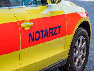 Notarzt Rettungswagen symbolisch 