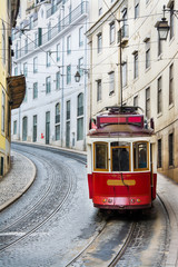 czerwony tramwaj na ulicy Lizbony, Portugalia