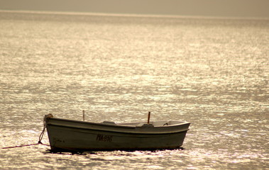 Samotna łódź na morzu Adriatyckim