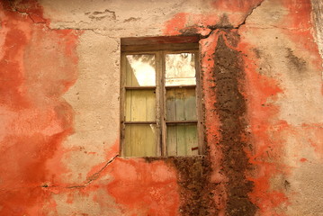Stare okno z pękniętą ścianą