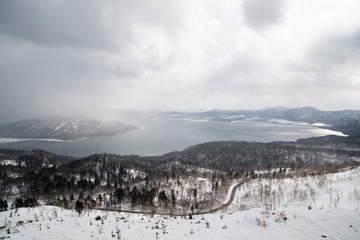 冬の地吹雪の美幌峠から見た冬の屈斜路湖　（北海道・弟子屈町）