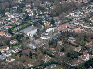 Fototapeta na wymiar vue aérienne de la ville de l'étang-la-ville à l'ouest de Paris