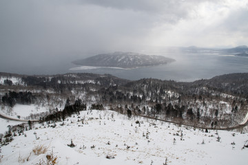 冬の地吹雪の美幌峠から見た冬の屈斜路湖　（北海道・弟子屈町）
