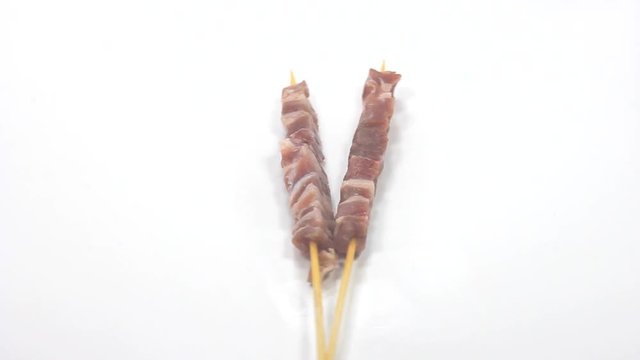 gli arrosticini di carne pronti per la griglia