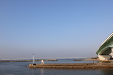 Fototapeta na wymiar 大阪湾に架かる橋