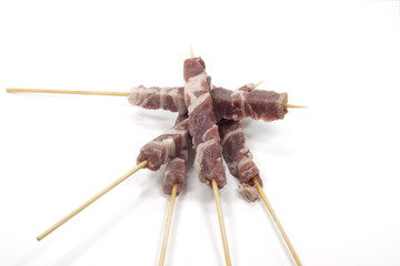 gli arrosticini di carne pronti per la griglia