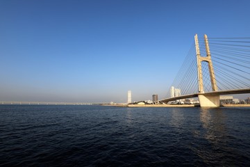 Fototapeta premium 大阪湾に架かる橋