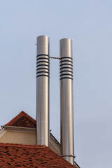 Moderne hohe Schornsteine auf alten D&auml;chern