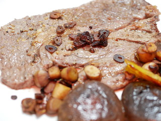 ガーリックステーキ　しいたけの付け合わせ