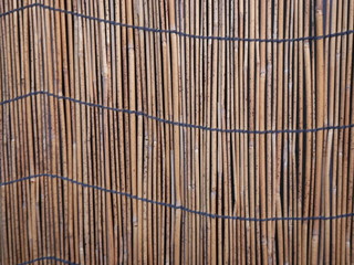 使い古された簾