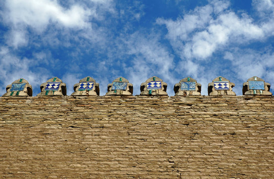 Ziermauer mit orientalischen Kachel-Ornamenten in Chiwa, Usbekistan